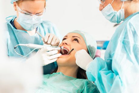 Dentistas haciendole un empaste a una paciente