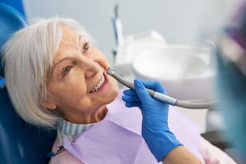 Señora mayor en el dentista